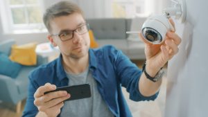 Notranja nadzorna WiFi kamera poskrbi za vašo varnost in varnost vašega doma